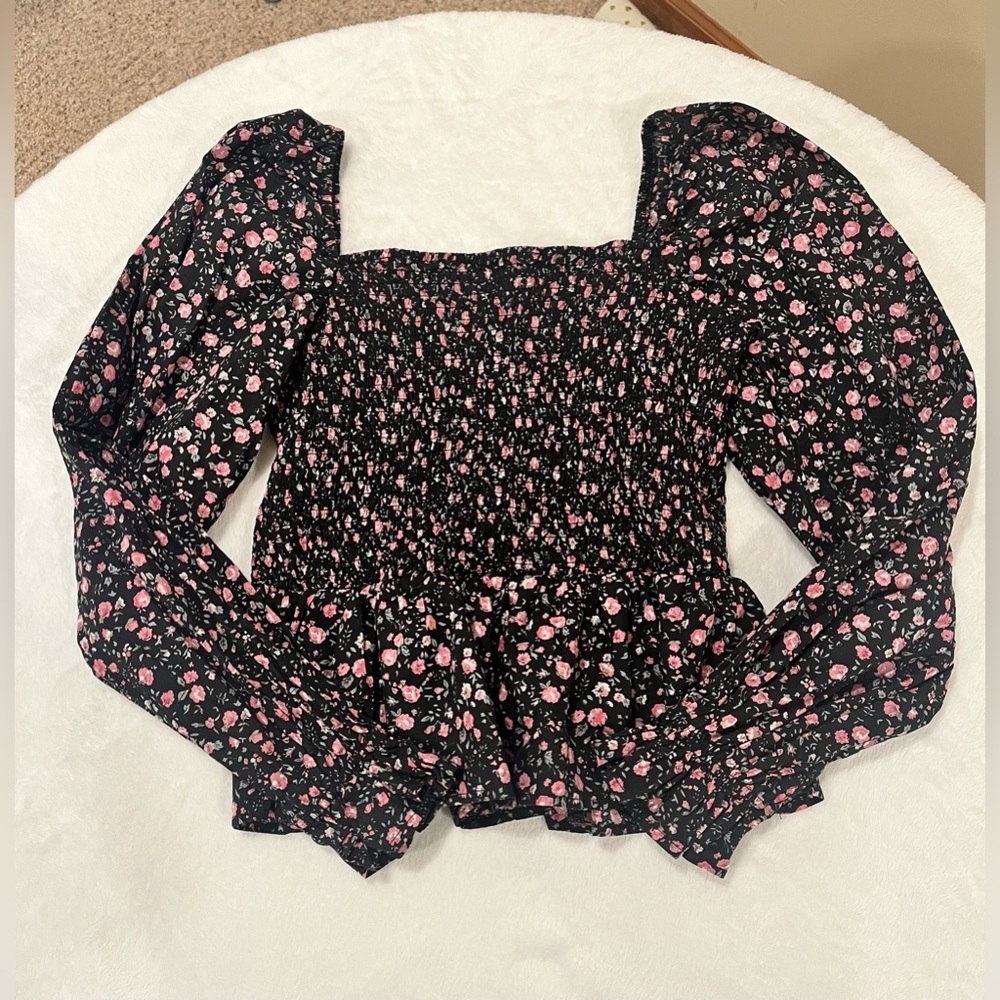 Small Dizzy Lizzy Long Balloon Sleeve Smocked Top. Size small